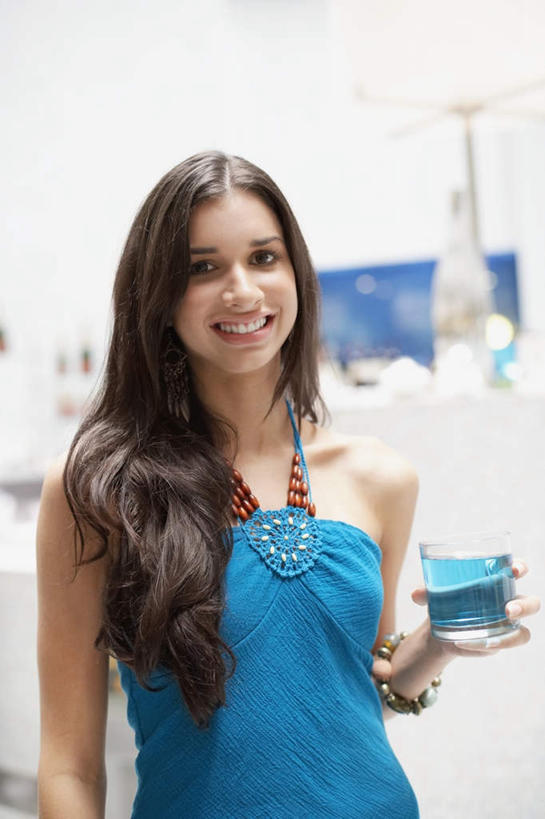 西方人,一个人,码头,站,笑,微笑,露齿笑,竖图,室内,白天,正面,港口,船,吊带,欧洲,欧洲人,仅一个年轻女性,仅一个女性,仅一个人,服装,朦胧,模糊,注视,吊带衫,游轮,游船,衣服,蓝色,蓝天,天空,交通工具,天,观察,看,站着,服饰,晴朗,观看,察看,衣着,穿着,关注,载具,万里无云,旅游船,衣饰,年轻女性,女人,女性,白种人,晴空,晴空万里,站立,半身,彩图,摆渡口,埠头,渡口,渡头,港湾,海港,货运码头,口岸,商港