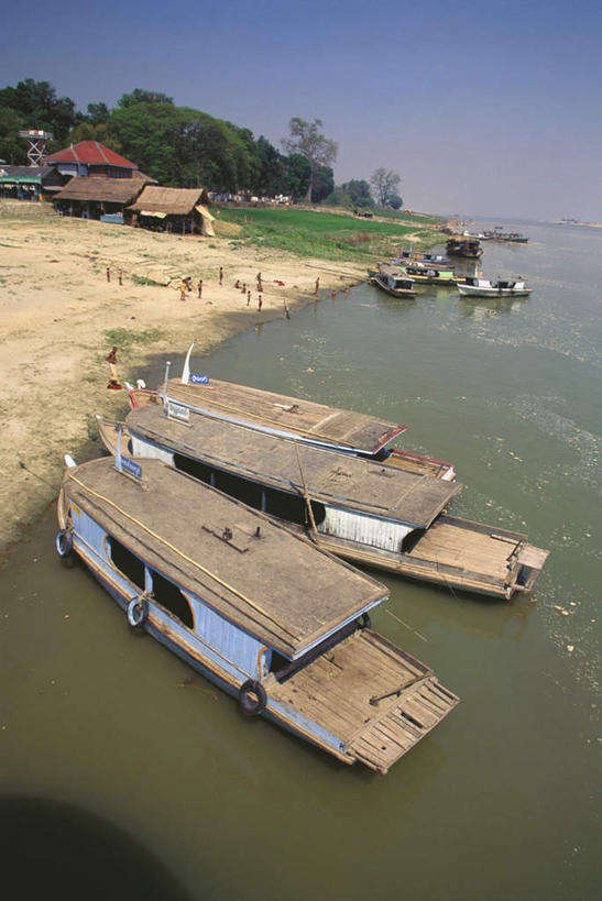 东方人,竖图,俯视,室外,白天,旅游,度假,草地,草坪,河流,美景,水,植物,船,缅甸,亚洲,行人,游客,游人,阴影,波纹,服装,光线,影子,河水,景观,水流,木船,涟漪,许多人,黄种人,娱乐,路人,旅客,草,树,树木,衣服,蓝色,绿色,倒影,蓝天,水纹,天空,阳光,自然,交通工具,波浪,天,一群人,享受,休闲,景色,放松,服饰,东南亚,生长,晴朗,成长,倒映,舟,衣着,穿着,自然风光,载具,万里无云,缅甸联邦,水晕,衣饰,反照,过客,实皆省,男人,男性,年轻男性,年轻女性,女人,女性,亚洲人,晴空,晴空万里,彩图,高角度拍摄,全身