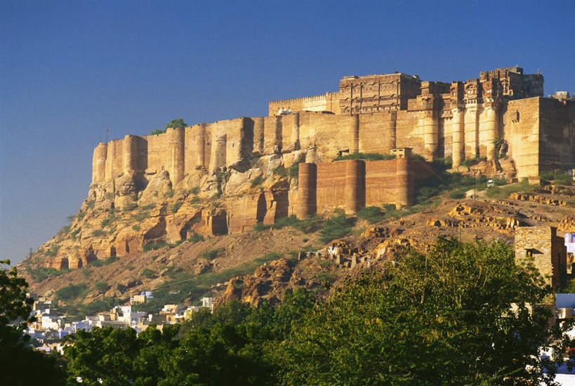 无人,横图,室外,白天,仰视,旅游,度假,石头,森林,山,山脉,树林,植物,标志建筑,地标,建筑,印度,亚洲,阴影,光线,石子,影子,堡垒,城堡,墙,山顶,山峰,山峦,娱乐,建设,墙壁,墙面,树,树木,蓝色,绿色,蓝天,天空,阳光,自然,群山,天,享受,休闲,旅游胜地,放松,生长,晴朗,成长,要塞,南亚,沉积岩,万里无云,拉贾斯坦邦,拉贾斯坦,印度共和国,焦特布尔,梅兰加尔古堡,颠峰,极峰,设防,水成岩,佐德普尔,石块,岩石,晴空,晴空万里,彩图,低角度拍摄