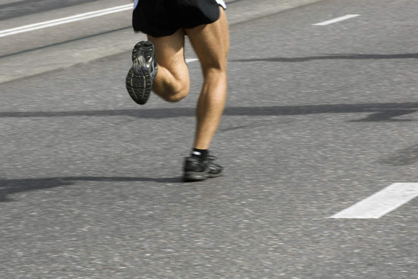 西方人,一个人,运动员,跑,横图,俯视,室外,白天,运动服,运动鞋,锻炼,快乐,比赛,运动,竞争,马拉松赛,道路,路,公路,鞋子,欧洲,欧洲人,仅一个男性,仅一个人,阴影,服装,光线,影子,分界线,停车线,交通,娱乐,仅一个年轻男性,衣服,阳光,休闲,服饰,休闲鞋,车行道,车行道分界线,体育运动,衣着,穿着,标线,长跑,车行线,衣饰,体育,马拉松,男人,男性,年轻男性,白种人,马路,体育运动员,运动选手,跑步,半身,彩图,高角度拍摄,健身,运动装