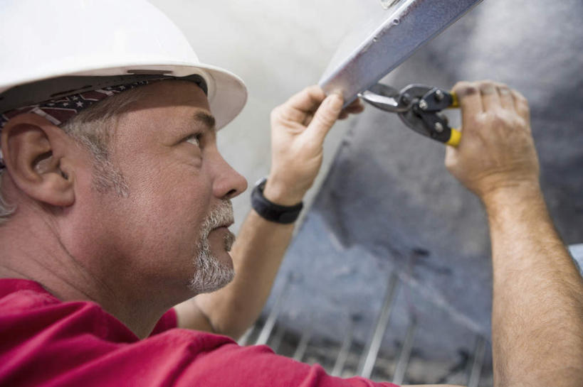 西方人,脸,头,脸颊,一个人,建筑工人,站,横图,室内,特写,白天,侧面,工作服,制服,帽子,欧洲,欧洲人,仅一个男性,仅一个人,仅一个中年男性,连接,握,组合,朦胧,模糊,弯曲,时间,工具,钳子,时钟,手表,头盔,拿,计时,拿着,注视,加工,肩膀,工人,安全帽,钟表,建筑工地,观察,看,站着,表,握着,观看,老虎钳,链接,腕表,固定,五金,察看,紧固,关注,拼接,剪断,拼凑,扭转,拼合,凑集,聚合,撮合,链结,牢固,夹持,地盘,建筑地盘,施工地盘,工作制服,男人,男性,中年男性,白种人,头部,脸部,脸蛋,面部,钟,建筑工,站立,半身,彩图,工作套服,工地