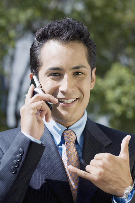 西方人,小拇指,一个人,商务人士,商务男性,站,笑,打电话,微笑,露齿笑,竖图,室外,白天,正面,衬衫,植物,电话,手机,欧洲,欧洲人,仅一个男性,仅一个人,握,套装,朦胧,模糊,时间,时钟,手表,领带,拿,听,计时,拿着,注视,通讯设备,树,树木,仅一个年轻男性,绿色,自然,钟表,观察,看,手势,站着,表,竖,握着,生长,成长,观看,翘,腕表,察看,象征,庄重,关注,商务装,身份,工薪阶层,正式,地位,交流,男人,男性,年轻男性,白种人,大拇指,白领,上班族,钟,沟通,通话,站立,半身,彩图,衬衣