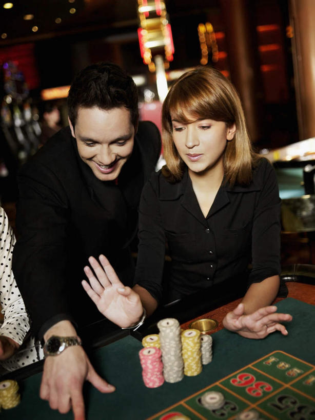 西方人,两个人,坐,笑,微笑,露齿笑,竖图,俯视,室内,白天,爱情,游戏,赌博,贪欲,竞争,桌面,桌子,玩具,欧洲,欧洲人,指,阴影,服装,时间,反射,木制,时钟,手表,影子,浪漫,玩,计时,注视,休闲装,方向,娱乐,刺激,衣服,木制品,钟表,观察,看,手势,休闲,温暖,温馨,休闲服,表,恩爱,筹码,恋人,服饰,观看,活动,禁止,腕表,计数,和睦,察看,指向,食指,发泄,关注,克制,消遣,智力,赌具,阻止,积累,累积,投机,侥幸,欲望,宣泄,筹马,制止,记数,男人,男性,年轻男性,年轻女性,女人,女性,白种人,情侣,钟,玩耍,嬉戏,坐着,半身,彩图,高角度拍摄,伴侣,融洽,胜负,输赢