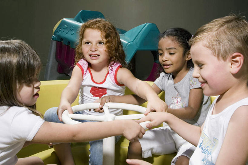 西方人,儿童,四个人,伙伴,朋友,坐,笑,微笑,露齿笑,横图,室内,白天,正面,游戏,友谊,纯洁,机器,仪器,汽车,玩具,欧洲,欧洲人,握,阴影,服装,反射,影子,玩,注视,休闲装,娱乐,设备,车,小孩,衣服,方向盘,交通工具,观察,驾驶,看,行驶,休闲,同学,休闲服,可爱,童年,童趣,益智,握着,服饰,观看,活动,控制,察看,校友,发泄,关注,消遣,智力,载具,童真,烂漫,无邪,宣泄,同窗,学友,天真,友情,男孩,男人,男性,女孩,女人,女性,白种人,玩耍,嬉戏,坐着,半身,彩图,男生,女生