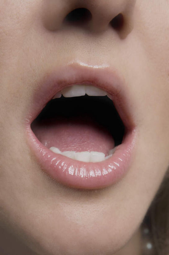 西方人,鼻子,嘴,牙齿,一个人,竖图,室内,特写,白天,正面,欧洲,欧洲人,仅一个年轻女性,仅一个女性,仅一个人,张嘴,张大嘴巴,年轻女性,女人,女性,白种人,鼻,鼻孔,齿,口,口腔,牙,牙龈,嘴巴,嘴唇,张开嘴,半身,彩图