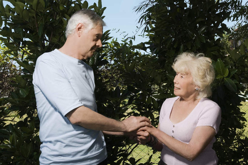 西方人,老年人,两个人,家庭,夫妻,站,握手,笑,微笑,露齿笑,横图,室外,白天,侧面,爱情,植物,欧洲,欧洲人,阴影,服装,环保,光线,影子,防护,浪漫,注视,休闲装,相视,树,树木,衣服,蓝色,绿色,蓝天,天空,阳光,自然,天,观察,看,站着,休闲,温暖,温馨,一家人,面对面,休闲服,恩爱,恋人,服饰,生长,晴朗,成长,观看,对视,和睦,察看,互视,关注,美好,美妙,间隔,相对,万里无云,相看,美观,雅观,绿篱,生篱,树篱,植篱,老年男性,老年女性,男人,男性,女人,女性,白种人,夫妇,情侣,晴空,晴空万里,搀手,拉手,手搀手,手拉手,手牵手,手握手,站立,半身,彩图,伴侣,融洽