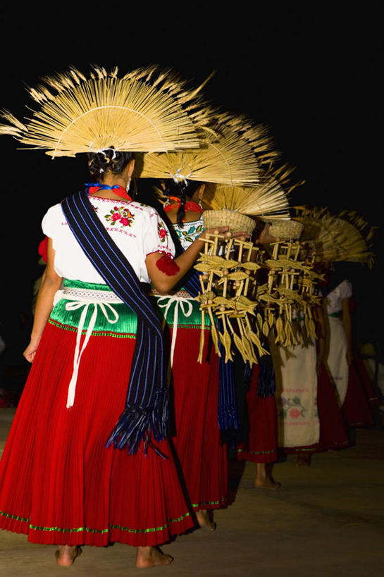 西方人,跳舞者,站,竖图,室外,夜晚,民族服装,度假,美景,城市风光,城市,帽子,墨西哥,欧洲,欧洲人,一排,服装,整齐,草帽,景观,许多人,娱乐,排列,背面,衣服,站着,一群人,享受,休闲,景色,放松,服饰,北美,北美洲,衣着,穿着,队列,美洲,表演服,演出服,首府,莫雷利亚,米却肯,北亚美利加洲,亚美利加洲,墨西哥合众国,仙人掌王国,巴亚多利德,米却肯州,莫雷利亚市,衣饰,道具服,年轻女性,女人,女性,白种人,舞蹈家,舞蹈演员,舞者,站立,半身,彩图,传统服装,民俗服