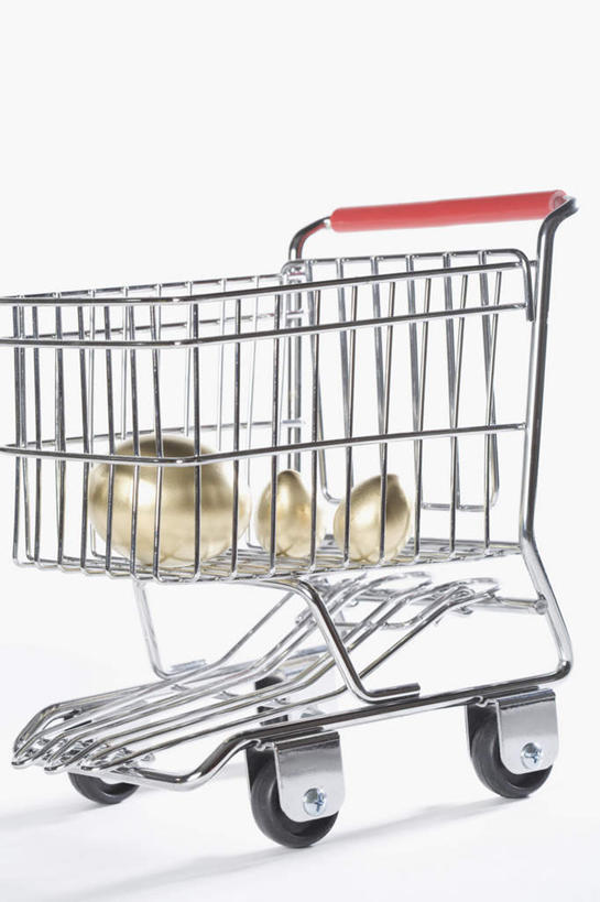 无人,竖图,室内,特写,白天,白色背景,正面,静物,购物车,一辆,阴影,反射,影子,车,三个,手推车,金色,摄影,影棚,便利,存放,载具,金蛋,快捷,方便,寄存,寄放,暂存,彩图,影棚拍摄,拍摄