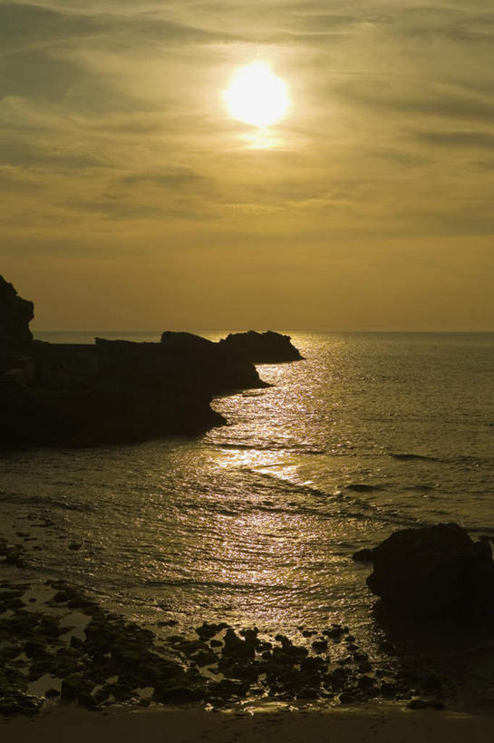 无人,竖图,室外,白天,正面,旅游,度假,海浪,海洋,石头,美景,日落,法国,欧洲,石子,景观,浪花,水平线,晚霞,霞光,落日,辽阔,海平线,背光,娱乐,自然,海水,黄昏,享受,休闲,广阔,景色,彩霞,放松,一望无际,自然风光,逆光,海景,法兰西共和国,比亚里茨,阿基坦,法兰西第五共和国,无边无际,一马平川,夕照,大海,风浪,海,海水的波动,近岸浪,石块,岩石,涌浪,夕阳,彩图,水天相接,水天一线,斜阳