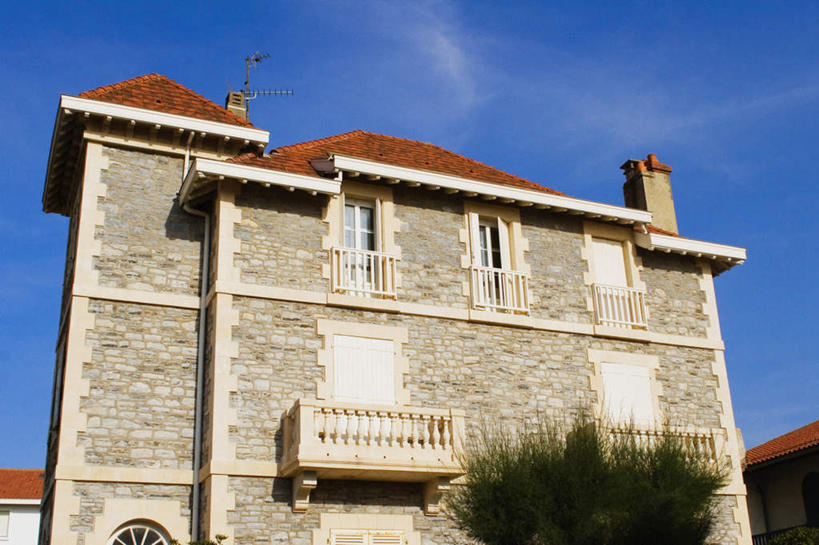 无人,家,横图,室外,白天,仰视,度假,美景,植物,窗户,城市风光,城市,法国,欧洲,阴影,光线,影子,房屋,墙,屋子,景观,云,云朵,公寓,云彩,娱乐,洋房,楼房,玻璃窗,墙壁,墙面,住宅,树,树木,蓝色,绿色,白云,蓝天,天空,阳光,自然,天,享受,休闲,景色,放松,生长,晴朗,成长,法兰西共和国,比亚里茨,阿基坦,法兰西第五共和国,晴空,彩图,低角度拍摄,房子