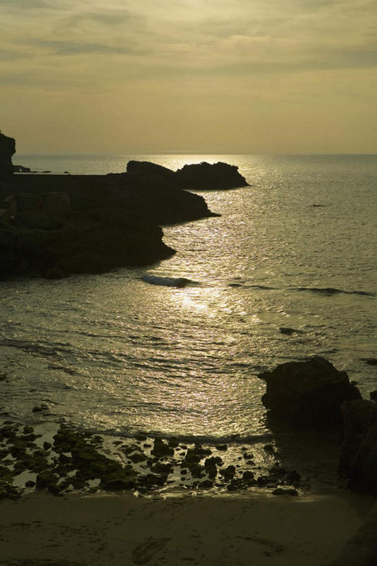 无人,竖图,俯视,室外,白天,旅游,度假,海浪,海洋,石头,美景,日落,沙滩,法国,欧洲,沙子,石子,海岸,景观,浪花,水平线,晚霞,霞光,落日,辽阔,海平线,沙地,背光,娱乐,自然,海水,黄昏,享受,休闲,广阔,景色,彩霞,放松,一望无际,自然风光,逆光,海景,法兰西共和国,比亚里茨,阿基坦,法兰西第五共和国,无边无际,一马平川,夕照,大海,风浪,海,海水的波动,海滩,近岸浪,石块,岩石,涌浪,夕阳,彩图,高角度拍摄,水天相接,水天一线,斜阳