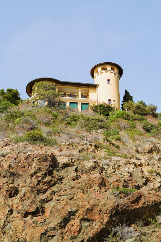 无人,家,竖图,室外,白天,仰视,度假,石头,美景,山,山脉,植物,城市风光,城市,意大利,欧洲,阴影,光线,石子,影子,房屋,屋子,景观,山峰,公寓,山峦,娱乐,洋房,楼房,住宅,树,树木,蓝色,绿色,蓝天,天空,阳光,自然,群山,天,享受,休闲,景色,放松,生长,晴朗,成长,南欧,万里无云,意大利共和国,拉斯佩齐亚,利古里亚,利古里亚大区,石块,岩石,晴空,晴空万里,彩图,低角度拍摄,房子