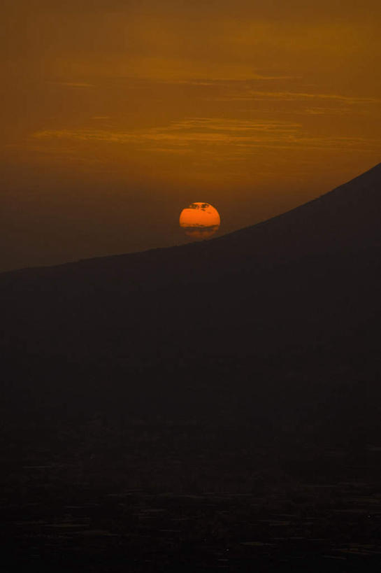 无人,竖图,室外,白天,正面,旅游,度假,火山,石头,美景,日落,山,山脉,意大利,欧洲,石子,景观,山峰,晚霞,霞光,落日,山峦,背光,娱乐,自然,黄昏,群山,享受,休闲,景色,彩霞,放松,南欧,自然风光,逆光,意大利共和国,那不勒斯湾,维苏威火山,夕照,活火山,石块,岩石,夕阳,彩图,斜阳