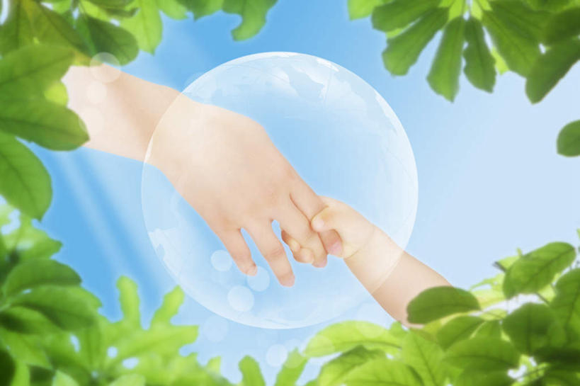 东方人,婴儿,儿童,中年人,手,无人,两个人,家庭,母亲,握手,横图,室内,白天,正面,纯洁,数码,科技,叶子,亚洲,阴影,梦幻,发光,光束,光线,网络,影子,绿叶,光亮,高光,几何,计算机图形,合成,黄种人,球,小孩,蓝色,蓝天,天空,阳光,天,温暖,温馨,一家人,手部,嫩叶,可爱,母爱,童年,童趣,活泼,晴朗,电脑合成图,数码合成图,和睦,未来,合成图,发亮,宝宝,童真,憧憬,纯真,烂漫,无邪,万里无云,写实,具体,具象,母婴,伶俐,天真,女人,女性,中年女性,亚洲人,孩子,叶,叶片,晴空,晴空万里,搀手,拉手,手搀手,手拉手,手牵手,手握手,半身,彩图,融洽