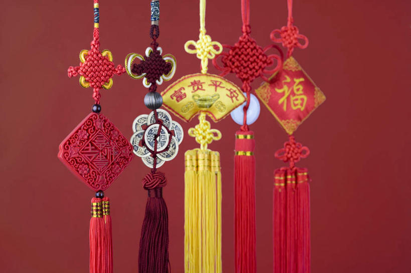 无人,横图,室内,特写,白天,正面,兴奋,热情,静物,春节,一排,吊挂,悬挂,红色背景,节日,庆祝,艺术,整齐,手工艺品,开放,挂,文化,排列,红色,工艺品,中国结,四个,庆典,健康,温暖,奔放,活力,积极,激情,摄影,朝气,影棚,纪念,暖色,吉祥,高雅,生命,队列,饰物,饱满,自信心,品位,革命,热烈,赤色,充实,斗志,喜气,主动,彩图,影棚拍摄,欢乐,拍摄
