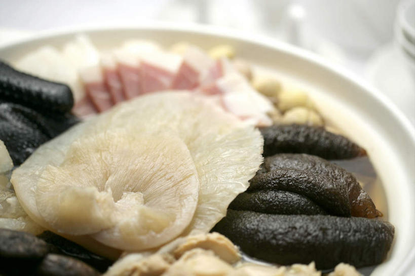 海鲜,无人,横图,俯视,室内,特写,白天,烹饪,中餐,厨具,阴影,朦胧,模糊,反射,锅子,砂锅,影子,陶瓷,肉,料理,食品,陶瓷制品,锅,水产,猪肉,菜肴,美食,肉类,海洋生物,食物,中式,摄影,佳肴,影棚,锅具,海参,水生动物,海产品,水生物,棘皮动物,肉食,海底动物,烹饪用具,豚肉,烹调用具,烹调,彩图,高角度拍摄,影棚拍摄,拍摄