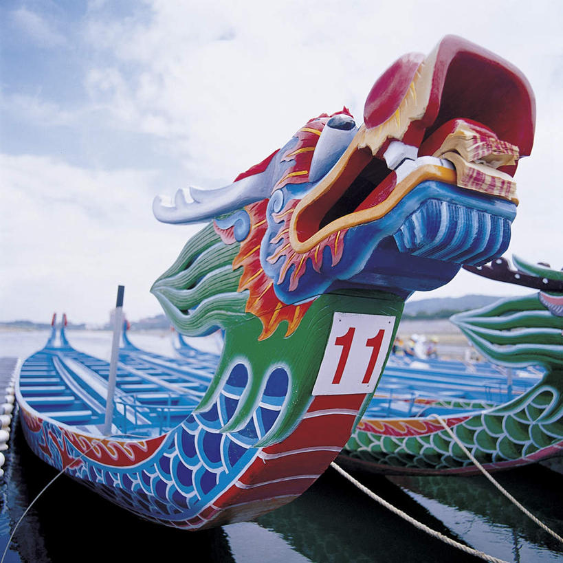 无人,方图,室外,白天,仰视,成功,河流,水,船,端午节,阴影,节日,庆祝,光线,龙,标志,文字,影子,字符,字母,河水,水流,云,云朵,木船,云彩,文化,标识,蓝色,白云,蓝天,天空,阳光,交通工具,天,祈祷,庆典,许愿,宗教,龙舟,信仰,晴朗,纪念,祈求,祭奠,祭祀,舟,高贵,载具,图腾,传说,阿拉伯文,赛龙舟,祥瑞,灵兽,权势,尊荣,敬拜,阿拉伯语,阿拉伯字母,端阳节,五月节,午日节,幸运,晴空,祭司,彩图,低角度拍摄
