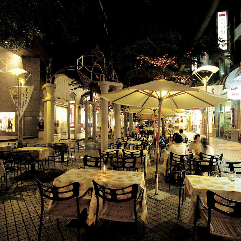 东方人,背部,餐厅,坐,方图,室外,夜晚,正面,度假,美景,植物,餐桌,桌子,城市风光,城市,路灯,夜景,椅子,照明,台湾,中国,亚洲,一排,许多,行人,游客,游人,阴影,服装,朦胧,模糊,整齐,光线,布料,伞,影子,雨伞,遮阳伞,木椅,景观,灯光,许多人,布纹,注视,休闲装,黄种人,娱乐,阳伞,顾客,路人,旅客,灯,桌布,树,树木,排列,衣服,绿色,自然,餐巾,台布,观察,看,一群人,享受,休闲,休闲服,景色,放松,服饰,生长,成长,餐台,观看,照亮,察看,太阳伞,照明设备,队列,关注,东亚,台北,港澳台,中华人民共和国,省会,台北市,台湾省,主顾,过客,男人,男性,女人,女性,中年男性,中年女性,亚洲人,坐着,彩图,全身,餐馆,饭店,饭馆,台