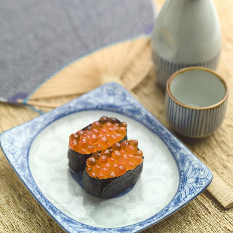 米饭,清酒,寿司,无人,方图,俯视,室内,特写,白天,烹饪,桌面,桌子,餐具,一把,阴影,反射,木制,碟子,盘,扇子,影子,陶瓷,鱼卵,日本料理,料理,食品,陶瓷制品,酒类,饭,清凉,鱼籽,凉爽,文化,菜肴,美食,酒,酒瓶,食物,饮料,两个,一个,盘子,木制品,瓶子,碟,日式料理,日式,佳肴,单个,五谷,醋饭,四喜饭,彩图,高角度拍摄,和风扇,和风扇子,凉扇,清酒瓶,传统文化