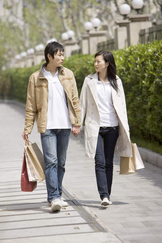 东方人,两个人,走,握手,竖图,室外,白天,正面,爱情,购物,消费,植物,道路,路,袋子,亚洲,握,服装,环保,包装袋,手提袋,小路,防护,购物袋,交通,浪漫,拿,拿着,注视,休闲装,黄种人,相视,树,树木,衣服,绿色,自然,观察,看,休闲,温暖,温馨,面对面,休闲服,恩爱,握着,金融,恋人,服饰,生长,成长,观看,对视,和睦,察看,互视,购买,关注,美好,美妙,间隔,相对,贸易,相看,美观,雅观,绿篱,生篱,树篱,植篱,男人,男性,年轻男性,年轻女性,女人,女性,亚洲人,情侣,步行,搀手,拉手,散步,手搀手,手拉手,手牵手,手握手,走路,彩图,全身,伴侣,融洽