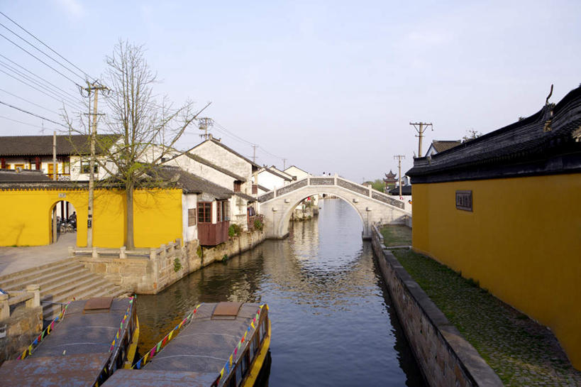 无人,家,横图,室外,白天,正面,度假,石头,美景,植物,城市风光,城市,船,中国,亚洲,阴影,电力,光线,电线,电线杆,石子,线,影子,房屋,屋子,景观,公寓,桥,木船,枝条,电能,线路,娱乐,江苏,石桥,苏州,洋房,楼房,拱桥,住宅,栈桥,树,树木,树枝,蓝色,蓝天,天空,阳光,交通工具,天,享受,休闲,景色,放松,拱形,晴朗,人行桥,电,石拱桥,电源,舟,载具,能量,东亚,江苏省,苏州市,虎丘,万里无云,中华人民共和国,华东地区,苏,虬枝,枝杈,虎丘山,石块,晴空,晴空万里,彩图,房子