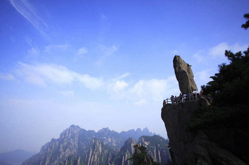 无人,横图,室外,白天,仰视,旅游,度假,黄山,石头,美景,山,山脉,植物,中国,亚洲,阴影,光线,纹路,石子,纹理,影子,景观,山峰,云,云朵,山峦,云彩,娱乐,树,树木,蓝色,绿色,白云,蓝天,天空,阳光,自然,奇石,群山,天,享受,休闲,景色,放松,生长,晴朗,成长,自然风光,东亚,安徽,安徽省,黄山市,肌理,中华人民共和国,华东地区,皖,黟山,石块,岩石,晴空,彩图,低角度拍摄,飞来石,世界地质公园,天下第一奇山