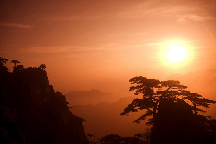 无人,横图,俯视,航拍,室外,白天,旅游,度假,日出,黄山,美景,山,山脉,太阳,植物,松树,中国,亚洲,阴影,光线,影子,景观,山峰,朝霞,晨曦,黎明,山峦,背光,娱乐,树,树木,绿色,阳光,自然,群山,享受,休闲,景色,放松,生长,成长,鸟瞰,自然风光,坚定,逆光,东亚,安徽,安徽省,黄山市,中华人民共和国,华东地区,长寿,皖,贞洁,黟山,朝阳,彩图,高角度拍摄,破晓,世界地质公园,天下第一奇山