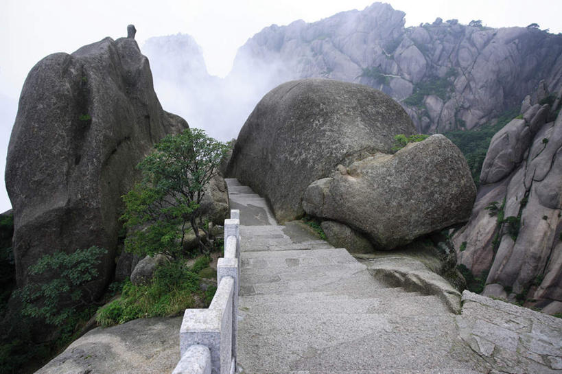 无人,栏杆,横图,室外,白天,正面,旅游,度假,黄山,石头,美景,山,山脉,雾,楼梯,中国,亚洲,朦胧,模糊,扶手,石子,阶梯,景观,山峰,山峦,娱乐,护栏,台阶,自然,群山,享受,休闲,景色,放松,迷雾,自然风光,东亚,安徽,安徽省,黄山市,中华人民共和国,华东地区,皖,黟山,石块,岩石,大雾,彩图,世界地质公园,天下第一奇山