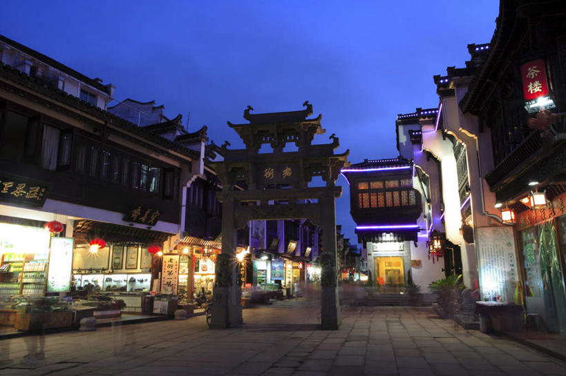 无人,家,横图,室外,夜晚,仰视,旅游,度假,黄山,名胜古迹,标志建筑,地标,建筑,照明,中国,亚洲,阴影,遗迹,光线,灯笼,影子,纸灯笼,房屋,屋子,建筑群,牌坊,牌楼,灯光,古迹,文化,文物,娱乐,建设,古建筑,楼房,住宅,灯具,老街,享受,休闲,旅游胜地,瓦房,放松,纪念,照亮,祭祀,照明设备,表彰,荣誉,古文明,东亚,安徽,安徽省,黄山市,中华人民共和国,华东地区,荣耀,皖,屯溪,屯溪老街,屯溪区,彩图,低角度拍摄,房子,传统文化