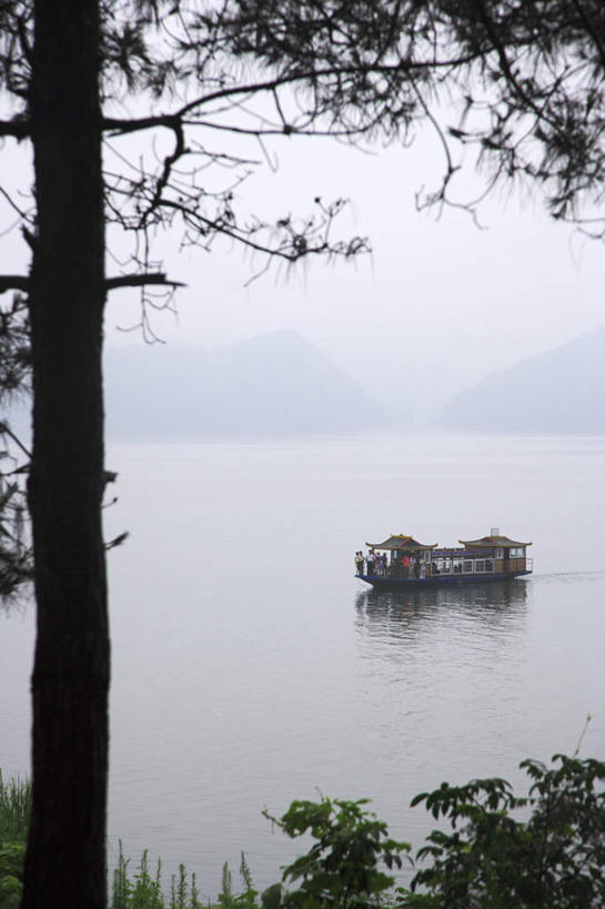 无人,竖图,室外,白天,正面,旅游,度假,湖,湖泊,黄山,美景,水,植物,雾,船,中国,亚洲,一艘,朦胧,模糊,湖面,景观,水流,水面,木船,娱乐,树,树木,绿色,自然,交通工具,湖水,享受,休闲,景色,放松,生长,成长,迷雾,舟,自然风光,载具,东亚,安徽,安徽省,黄山市,太平湖,中华人民共和国,华东地区,皖,大雾,彩图