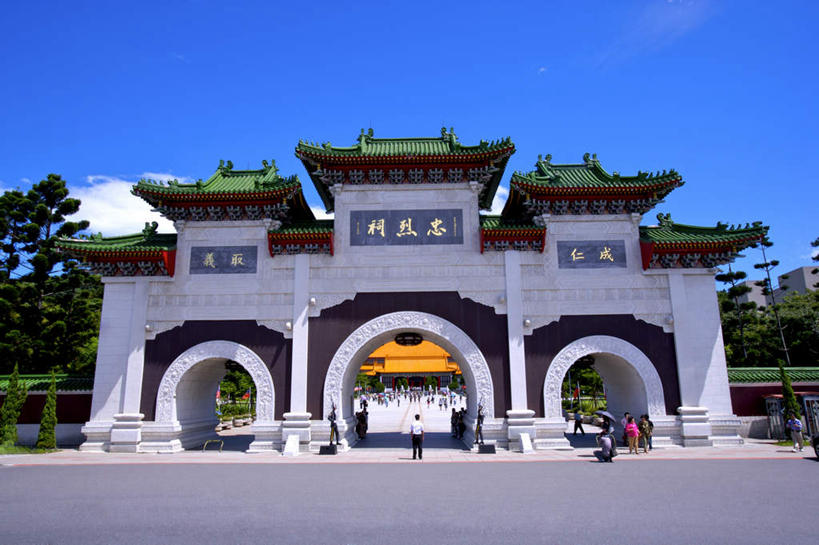 东方人,站,走,横图,室外,白天,仰视,旅游,度假,楼梯,标志建筑,地标,建筑,台湾,中国,亚洲,行人,游客,游人,阴影,服装,光线,标志,瓦片,文字,影子,字符,阶梯,屋顶,许多人,顶棚,瓦,注视,休闲装,黄种人,娱乐,标识,建设,路人,旅客,台阶,衣服,蓝色,蓝天,天空,阳光,天,观察,看,站着,一群人,享受,休闲,休闲服,汉字,旅游胜地,放松,建造,服饰,晴朗,观看,察看,关注,中文,东亚,屋瓦,台北,忠烈祠,万里无云,港澳台,中华人民共和国,省会,国文,华文,台北市,台湾省,过客,台湾忠烈祠,男人,男性,女人,女性,中年男性,中年女性,亚洲人,晴空,晴空万里,步行,散步,站立,走路,彩图,低角度拍摄,全身,台