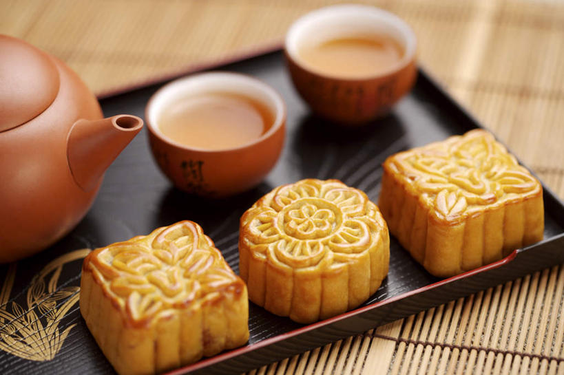 点心,月饼,无人,横图,俯视,室内,特写,白天,幸福,茶,杯子,中秋节,一排,阴影,竹制,节日,朦胧,模糊,庆祝,整齐,反射,壶,席子,影子,茶叶,料理,食品,面点,两杯,文化,娱乐,美食,水壶,食物,糕点,排列,两个,三个,茶壶,容器,水杯,庆典,享受,休闲,温馨,中式,放松,乐趣,纪念,提神,舒适,竹制品,队列,醒脑,宫饼,胡饼,团圆饼,小饼,月团,茶杯,彩图,高角度拍摄,八月会,八月节,拜月节,端正月,秋节,团圆节,月节,月夕