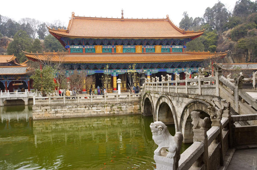 无人,寺庙,栏杆,横图,室外,白天,正面,旅游,度假,河流,石头,名胜古迹,水,植物,标志建筑,地标,建筑,哺乳动物,野生动物,狮子,雕塑,昆明,中国,亚洲,波纹,节日,辟邪,遗迹,艺术,装饰,雕刻,雕像,石子,河水,水流,围栏,桥,涟漪,古迹,文化,文物,娱乐,建设,古建筑,石桥,护栏,石雕,云南,拱桥,栈桥,树,树木,绿色,倒影,水纹,自然,动物,工艺品,庙宇,石狮,波浪,祈祷,享受,休闲,健康,旅游胜地,放松,许愿,宗教,佛教,信仰,拱形,生长,成长,纪念,人行桥,石拱桥,祈求,美术,倒映,主题,凶猛,陈列,昆明市,古文明,东亚,云南省,中华人民共和国,省会,水晕,西南地区,功能,美学,驱邪,祛邪,避邪,滇,守护神,释教,反照,圆通山,残暴,平安,凶残,石块,彩图,庙,寺,圆通街,圆通寺