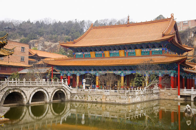 无人,寺庙,横图,室外,白天,正面,旅游,度假,湖,湖泊,石头,名胜古迹,水,植物,标志建筑,地标,建筑,昆明,中国,亚洲,波纹,节日,遗迹,石子,湖面,水流,水面,桥,涟漪,古迹,文化,文物,娱乐,建设,古建筑,石桥,云南,拱桥,栈桥,树,树木,绿色,倒影,水纹,天空,自然,庙宇,波浪,湖水,天,祈祷,享受,休闲,健康,旅游胜地,放松,许愿,宗教,佛教,信仰,拱形,生长,晴朗,成长,纪念,人行桥,石拱桥,祈求,倒映,昆明市,古文明,东亚,云南省,万里无云,中华人民共和国,省会,水晕,西南地区,滇,释教,反照,圆通山,平安,石块,晴空,晴空万里,彩图,庙,寺,圆通街,圆通寺