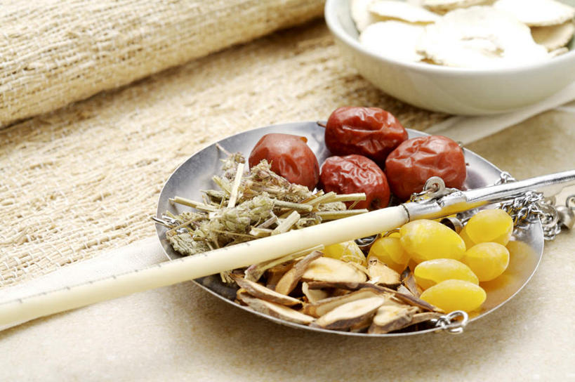 无人,横图,俯视,室内,特写,白天,仪器,植物,一堆,许多,堆叠,堆积,陶瓷,草药,药草,陶瓷制品,很多,中药,两个,容器,碗,摄影,影棚,储藏,堆,衡量,储存,药材,中草药,计量,枣椰子,中药材,本草,衡器,波斯枣,番枣,海枣,无漏子,椰枣,伊拉克枣,杆秤,秤,彩图,高角度拍摄,影棚拍摄,拍摄,贮存