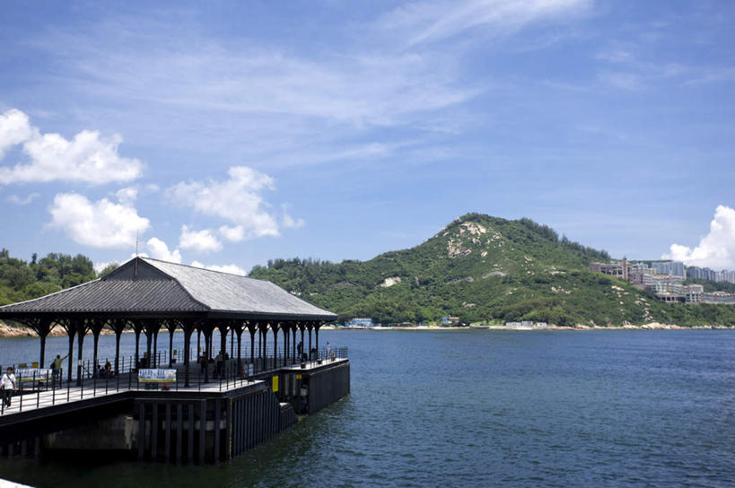 东方人,码头,站,横图,室外,白天,正面,度假,湖,湖泊,石头,美景,山,山脉,水,城市风光,城市,港口,香港,中国,亚洲,行人,游客,游人,阴影,波纹,服装,光线,石子,影子,屋顶,湖面,景观,山峰,水流,水面,云,云朵,涟漪,山峦,许多人,云彩,顶棚,黄种人,娱乐,路人,旅客,衣服,蓝色,白云,倒影,蓝天,水纹,天空,阳光,波浪,湖水,群山,天,站着,一群人,享受,休闲,景色,放松,服饰,晴朗,港,倒映,衣着,穿着,东亚,香港特别行政区,港澳台,中华人民共和国,水晕,衣饰,反照,过客,男人,男性,年轻男性,年轻女性,女人,女性,亚洲人,石块,岩石,晴空,站立,彩图,全身,摆渡口,埠头,渡口,渡头,港湾,海港,货运码头,口岸,商港