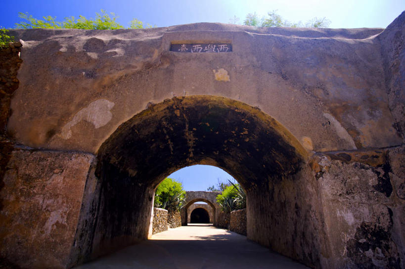 无人,横图,室外,白天,仰视,旅游,度假,石头,美景,植物,门,台湾,中国,亚洲,阴影,光线,标志,石子,文字,影子,字符,墙,景观,拱门,娱乐,标识,墙壁,墙面,树,树木,蓝色,绿色,蓝天,天空,阳光,自然,门框,天,享受,休闲,汉字,景色,放松,生长,晴朗,成长,中文,自然风光,东亚,万里无云,港澳台,中华人民共和国,国文,华文,台湾省,石块,岩石,晴空,晴空万里,彩图,低角度拍摄,澎湖群岛,台