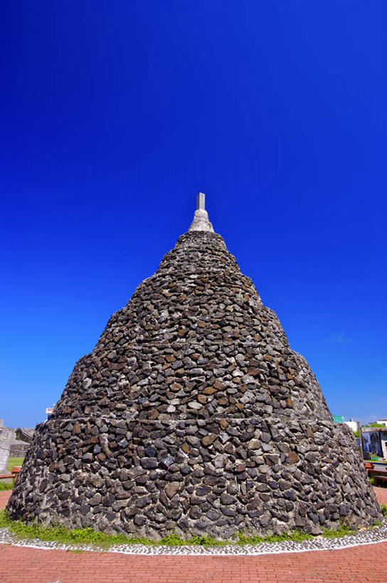 无人,竖图,室外,白天,仰视,旅游,度假,石头,美景,台湾,中国,亚洲,一堆,阴影,堆叠,堆积,光线,石子,影子,景观,娱乐,蓝色,蓝天,天空,阳光,自然,天,享受,休闲,景色,放松,晴朗,堆,自然风光,东亚,万里无云,港澳台,中华人民共和国,台湾省,石块,岩石,晴空,晴空万里,彩图,低角度拍摄,澎湖群岛,台