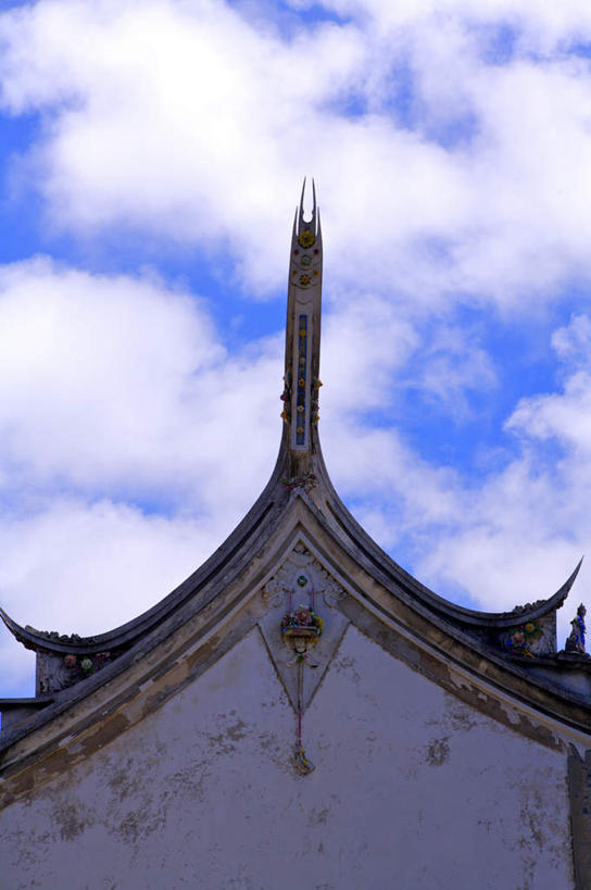 无人,家,竖图,室外,白天,仰视,旅游,度假,标志建筑,地标,建筑,台湾,中国,亚洲,阴影,光线,瓦片,影子,房屋,墙,屋顶,屋子,云,云朵,云彩,顶棚,瓦,娱乐,建设,楼房,墙壁,墙面,住宅,蓝色,白云,蓝天,天空,阳光,天,享受,休闲,旅游胜地,放松,建造,晴朗,东亚,屋瓦,港澳台,中华人民共和国,台湾省,晴空,彩图,低角度拍摄,房子,澎湖群岛,台