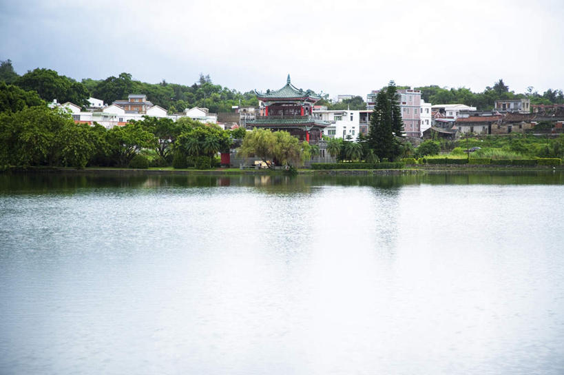 无人,家,寺庙,横图,室外,白天,正面,度假,湖,湖泊,美景,水,植物,城市风光,城市,台湾,中国,亚洲,阴影,节日,光线,影子,房屋,屋子,湖面,景观,水流,水面,塔,燃烧,文化,娱乐,宝塔,楼房,住宅,树,树木,蓝色,绿色,倒影,蓝天,天空,阳光,自然,香火,庙宇,湖水,天,祈祷,享受,休闲,健康,景色,放松,许愿,宗教,信仰,生长,晴朗,成长,纪念,祈求,倒映,东亚,万里无云,港澳台,中华人民共和国,台湾省,浮图,浮屠,反照,平安,晴空,晴空万里,彩图,房子,庙,寺,金门,金门县,台