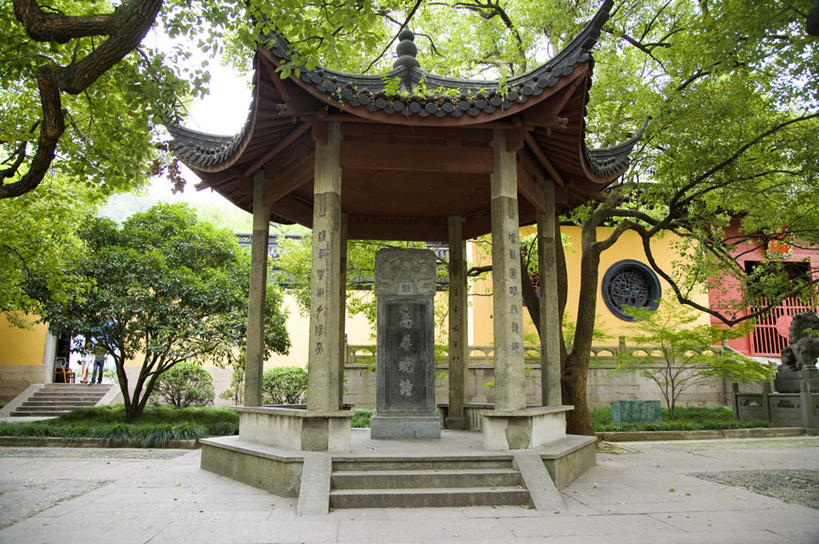 无人,横图,室外,白天,正面,旅游,度假,石头,美景,名胜古迹,植物,楼梯,标志建筑,地标,建筑,雕塑,中国,亚洲,遗迹,艺术,装饰,标志,雕刻,石子,瓦片,文字,字符,阶梯,景观,瓦,古迹,文化,文物,娱乐,标识,建设,古建筑,浙江,台阶,树,树木,浙江省,绿色,自然,工艺品,享受,休闲,汉字,旅游胜地,景色,放松,建造,生长,成长,纪念,杭州,美术,中文,自然风光,主题,陈列,古文明,东亚,屋瓦,杭州市,中华人民共和国,华东地区,省会,浙,功能,美学,国文,华文,西湖区,石块,彩图,南屏晚钟,西湖十景