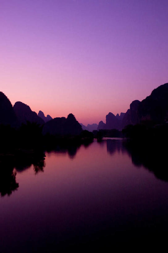 无人,竖图,室外,白天,正面,旅游,度假,河流,美景,日落,森林,树林,水,植物,桂林,中国,亚洲,阴影,朦胧,模糊,光线,影子,河水,景观,水流,晚霞,霞光,落日,背光,娱乐,树,树木,绿色,倒影,阳光,自然,黄昏,享受,休闲,景色,彩霞,放松,生长,成长,广西,倒映,自然风光,逆光,东亚,漓江,阳朔,广西壮族自治区,中华人民共和国,桂林市,桂,华南地区,夕照,反照,阳朔县,夕阳,彩图,遇龙河,斜阳