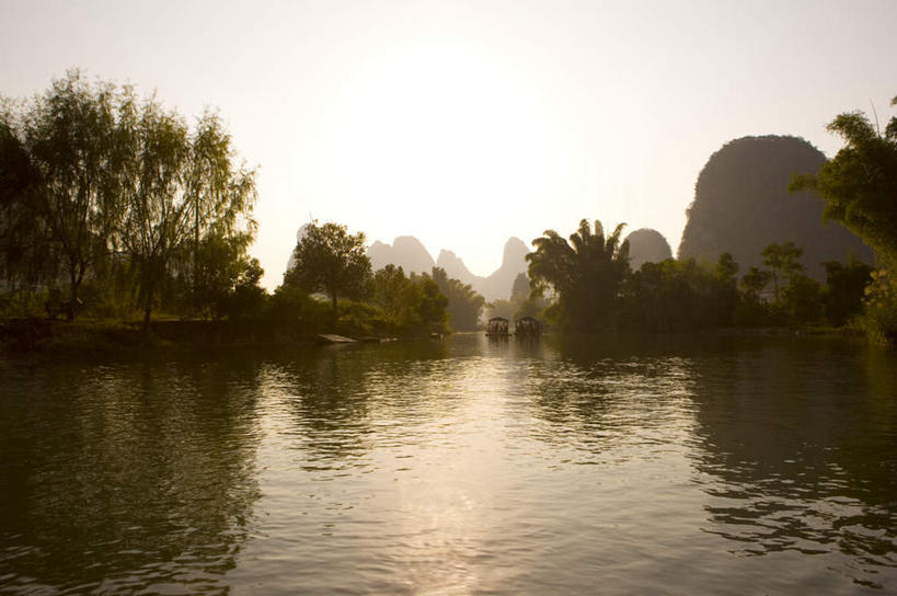 无人,横图,室外,白天,正面,旅游,度假,河流,石头,美景,日落,山,山脉,树林,水,植物,桂林,中国,亚洲,阴影,光线,石子,影子,河水,景观,山顶,山峰,水流,晚霞,霞光,落日,山峦,娱乐,树,树木,绿色,倒影,阳光,自然,黄昏,群山,享受,休闲,景色,彩霞,放松,生长,成长,广西,倒映,自然风光,东亚,沉积岩,漓江,阳朔,广西壮族自治区,中华人民共和国,桂林市,桂,华南地区,颠峰,极峰,夕照,反照,水成岩,阳朔县,石块,岩石,夕阳,彩图,遇龙河,斜阳