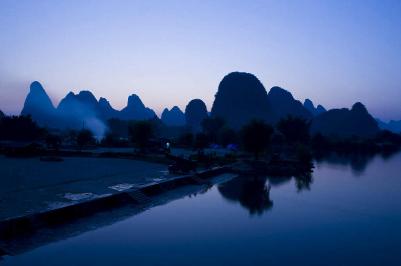 无人,横图,室外,白天,正面,旅游,度假,河流,石头,美景,山,山脉,水,植物,桂林,中国,亚洲,阴影,光线,石子,影子,河水,景观,山顶,山峰,水流,山峦,背光,娱乐,树,树木,蓝色,绿色,倒影,蓝天,天空,阳光,自然,群山,天,享受,休闲,景色,放松,生长,晴朗,成长,广西,倒映,自然风光,逆光,东亚,沉积岩,漓江,阳朔,万里无云,广西壮族自治区,中华人民共和国,桂林市,桂,华南地区,颠峰,极峰,反照,水成岩,阳朔县,石块,岩石,晴空,晴空万里,彩图,遇龙河