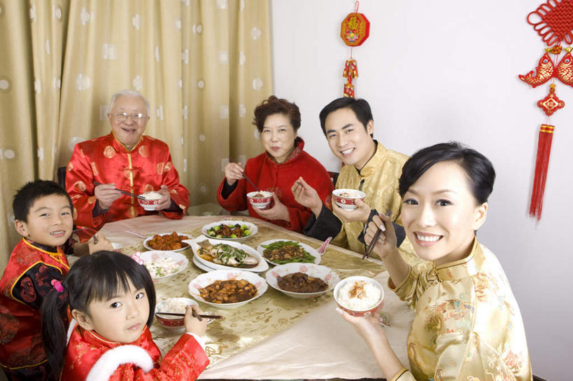 东方人,儿童,老年人,夫妻,母亲,父亲,女儿,祖母,祖父,三代同堂,坐,笑,微笑,露齿笑,横图,俯视,室内,白天,民族服装,爱情,烹饪,中餐,纯洁,餐桌,窗帘,筷子,桌子,蔬菜,餐具,亚洲,握,服装,新鲜,艺术,装饰,碟子,盘,眼镜,手工艺品,陶瓷,墙,谷类,谷物,料理,食品,陶瓷制品,米,许多人,浪漫,拿,拿着,扭头,注视,黄种人,文化,祖孙三代,传统,大米,菜肴,美食,墙壁,墙面,食物,小孩,衣服,红色,白色,帘子,盘子,容器,工艺品,中国结,碟,碗,观察,看,转头,一群人,温暖,温馨,父女,母女,中式,遮阳,恩爱,父爱,可爱,母爱,童年,童趣,握着,恋人,服饰,佳肴,有机食品,绿色食品,奶奶,爷爷,餐台,观看,祖孙,储藏,老花镜,礼节,华丽,修饰,点缀,和睦,察看,高雅,衣着,储存,穿着,关注,礼仪,饰物,童真,烂漫,无邪,外婆,外孙女,外祖母,外公,外祖父,外孙,外孙子,自信心,品位,衬托,美观,雅致,雅观,衣饰,远视眼镜,天真,老年男性,老年女性,男孩,男人,男性,年轻男性,年轻女性,女孩,女人,女性,亚洲人,孩子,年轻人,夫妇,情侣,全家福,孙女,孙子,进餐用具,坐着,半身,彩图,高角度拍摄,传统服装,民俗服,伴侣,唐装,融洽,贮存,男生,女生,爸爸,多代同堂,妈妈