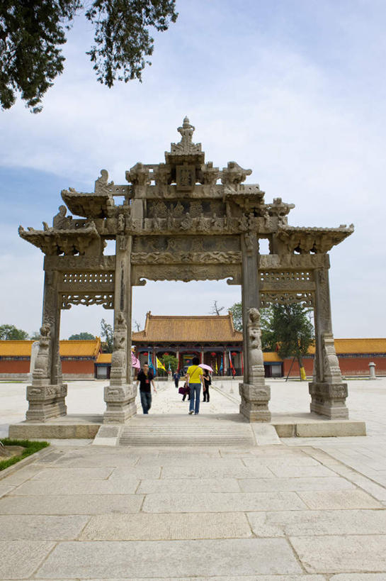 东方人,走,竖图,室外,白天,仰视,旅游,度假,华山,石头,名胜古迹,植物,门,标志建筑,地标,建筑,雕塑,中国,亚洲,行人,游客,游人,阴影,服装,遗迹,艺术,装饰,光线,标志,雕刻,石子,瓦片,文字,影子,字符,云,云朵,许多人,云彩,瓦,注视,休闲装,黄种人,古迹,文化,文物,娱乐,标识,建设,古建筑,路人,旅客,树,树木,衣服,蓝色,绿色,白云,蓝天,天空,阳光,自然,工艺品,门框,天,观察,看,一群人,享受,休闲,休闲服,汉字,旅游胜地,放松,建造,服饰,生长,晴朗,成长,观看,纪念,美术,察看,关注,中文,主题,陈列,古文明,东亚,屋瓦,陕西,陕西省,华阴市,中华人民共和国,功能,美学,国文,华文,西北地区,陕,过客,男人,男性,女人,女性,中年男性,中年女性,亚洲人,奇险天下第一山,西岳,西岳华山,石块,晴空,步行,散步,走路,彩图,低角度拍摄,全身,华阴