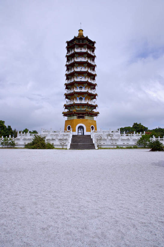无人,寺庙,栏杆,竖图,室外,白天,仰视,旅游,度假,名胜古迹,植物,楼梯,标志建筑,地标,建筑,台湾,中国,亚洲,阴影,遗迹,光线,扶手,影子,阶梯,云,云朵,塔,云彩,古迹,文物,娱乐,建设,古建筑,宝塔,护栏,台阶,树,树木,蓝色,绿色,白云,蓝天,天空,阳光,自然,庙宇,天,享受,休闲,旅游胜地,放松,生长,晴朗,成长,古文明,东亚,南投县,鱼池乡,港澳台,中华人民共和国,台湾省,浮图,浮屠,南投,晴空,彩图,低角度拍摄,庙,寺,慈恩塔,台