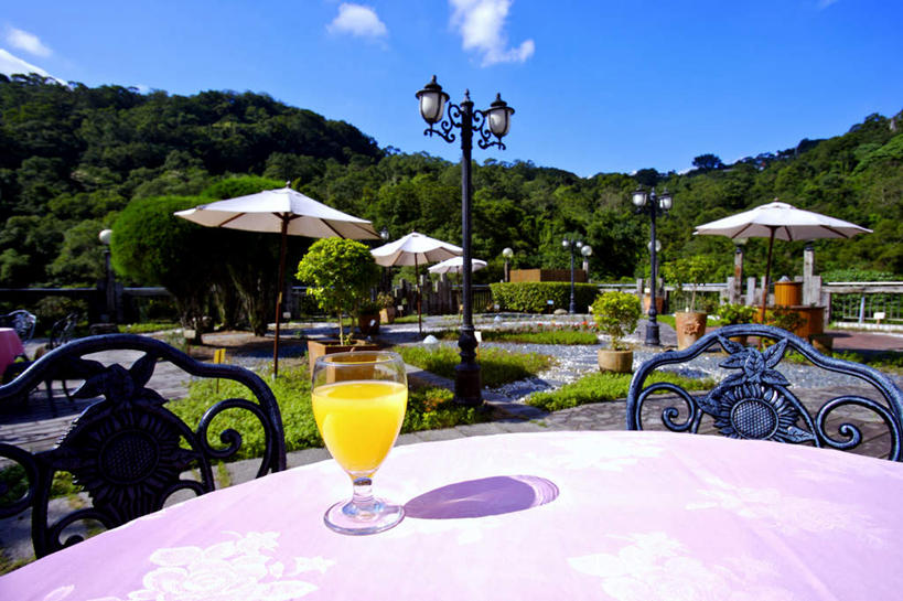 果汁,无人,横图,室外,白天,正面,旅游,度假,草地,草坪,美景,山,山脉,树林,植物,餐桌,桌子,柑橘,杯子,椅子,台湾,中国,亚洲,阴影,光线,高脚杯,伞,影子,雨伞,遮阳伞,木椅,景观,山峰,云,云朵,橙汁,红酒杯,山峦,饮品,云彩,娱乐,阳伞,玻璃制品,草,树,树木,饮料,蓝色,绿色,白云,蓝天,天空,阳光,自然,酒杯,群山,天,享受,休闲,景色,放松,生长,晴朗,成长,餐台,太阳伞,葡萄酒杯,可口,自然风光,东亚,台北,港澳台,中华人民共和国,省会,台北市,台湾省,适口,玻璃杯,晴空,橘子,桔子,橙子,橙,彩图,台