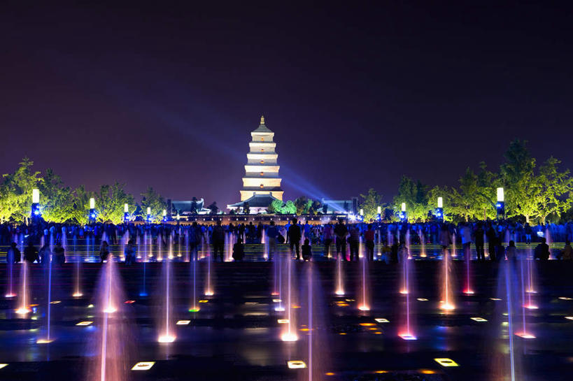 无人,寺庙,横图,室外,夜晚,正面,旅游,度假,名胜古迹,树林,植物,标志建筑,地标,建筑,喷泉,照明,大雁塔,西安,中国,亚洲,阴影,遗迹,光线,影子,景观,塔,灯光,古迹,文化,文物,娱乐,建设,古建筑,宝塔,灯,树,树木,绿色,自然,灯具,庙宇,品味,享受,休闲,旅游胜地,放松,生长,成长,照亮,照明设备,水景,地灯,古文明,东亚,陕西,陕西省,西安市,中华人民共和国,省会,美观,西北地区,陕,浮图,浮屠,地埋灯,曲江新区,设计,彩图,庙,寺,大慈恩寺塔