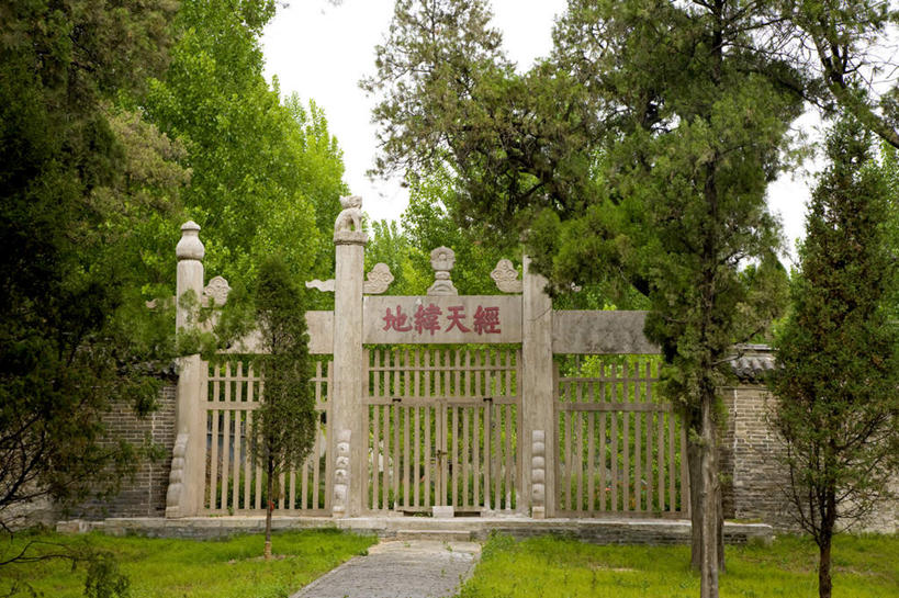 无人,寺庙,横图,室外,白天,正面,旅游,度假,名胜古迹,树林,植物,标志建筑,地标,建筑,中国,亚洲,阴影,节日,遗迹,光线,标志,文字,影子,字符,云,云朵,云彩,古迹,文化,文物,娱乐,标识,建设,古建筑,山东,树,树木,蓝色,绿色,白云,蓝天,天空,阳光,自然,庙宇,天,祈祷,享受,休闲,健康,汉字,旅游胜地,放松,许愿,宗教,佛教,信仰,生长,晴朗,成长,纪念,祈求,中文,古文明,东亚,曲阜,曲阜市,山东省,中华人民共和国,华东地区,国文,华文,鲁,释教,平安,晴空,彩图,庙,寺,文宪王庙,元圣庙,周公庙